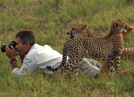 man-cheetah-wild-discovery-325.jpg