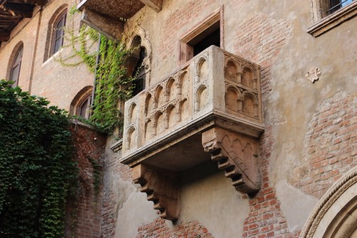 balcony-2984316_1280.jpg