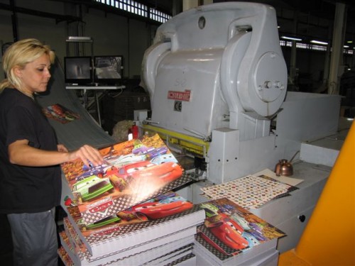 -нож для маленьких пазлов3.jpg (61.32 КБ) 31295 просмотров .<br />Относительно маленькие по числу деталей пазлы загружаются в нож-пресс вручную. Для больших пазлов производство на 100% автоматизированно.