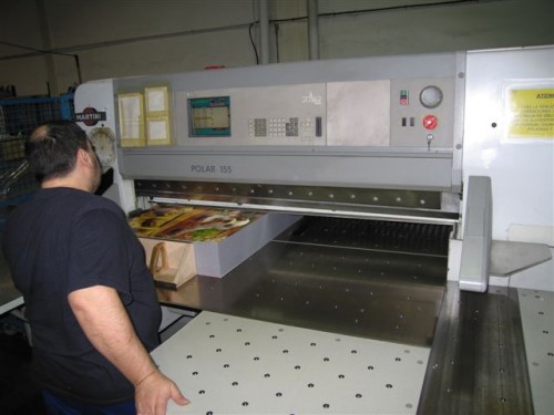 по краям.jpg (43.53 КБ) 31295 просмотров .<br />Этот станок разрезает большие картонки на маленькие картинки и обрезает сами картонки по краям.