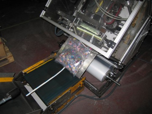 и упаковка больших пазлов3.jpg (57.59 КБ) 31287 просмотров .<br />Здесь мелкие детали пазлов упаковываются в пакет и запаиваются герметично.