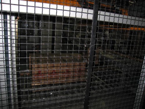 ставит коробки.jpg (73.37 КБ) 31286 просмотров .<br />Большие короба на паллету ставит робот (к сожалению плохо фотка получилась). А соседний робот упаковывает уже готовую паллету в стрейч-пленку (как багаж в аэропорту). <br />Все! Паллета с пазлами готова к отгрузке на склад (он находится тоже в Барселоне). Ну а оттуда в далекую Россию, то есть к нам. 7-8 суток идет фура до Москвы, 2 дня на таможню, один день на разгрузку, приемку и пересчет на московском складе и пазлы готовы к отгрузке в магазины. В магазинах Москвы они могут быть уже на следующий день после разгрузки, в регионах чуть попозже....