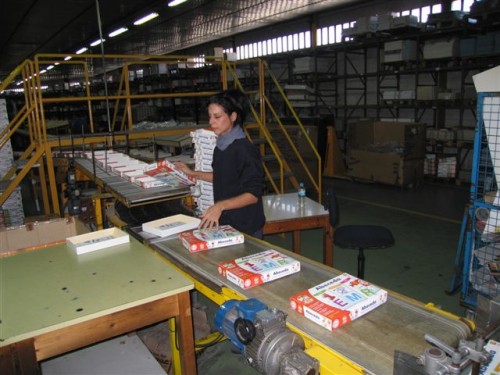 .jpg (70.44 КБ) 31283 просмотра .<br />Далее на конвейере идет этап укладки пакетов с пазлами в коробки. В новых цехах процесс полностью автоматизирован и закрыт от посторонних глаз, в старых используется ручной труд.