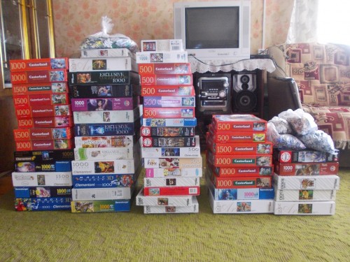 Слева три "стопочки" - то, что уже прошло через мои руки, немножко справа - то, что только меня ждет.