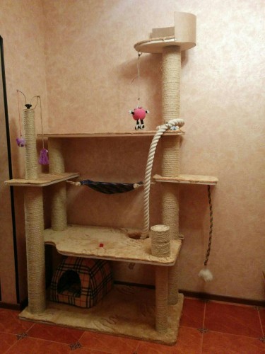 Вот такой домик отгрохали котику своими руками