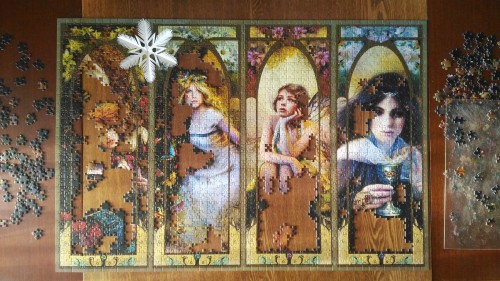 P_20170206_163933_1.jpg (2.45 МБ) 1281 просмотр Мне тут стало интересно, какая часть соберется раньше всех, 1-я, 2-я, 3-я или 4-я. Вообще-то я думала, что это будет третья часть, где девушка с крылышками сидит, о чем-то задумавшись... так как там было много светлого...