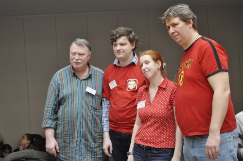 попозировал для фото