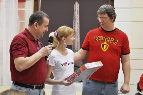 вручил Любаше приз)