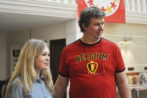 позировал с участниками)