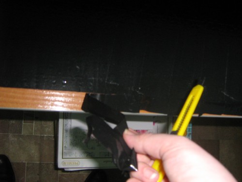 Отрываем лишний скотч