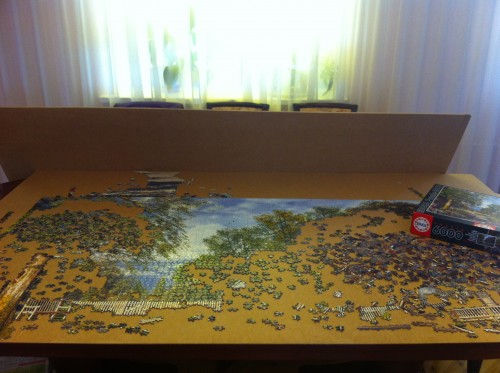 Второй лист фанеры, кстати, для того, чтоб накрывать работу после очередного сеанса пазлотерапии от любопытных котов))