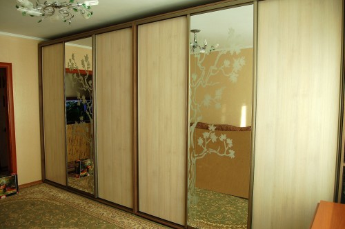 Шкаф-купе в который была идея вмонтировать пазл.