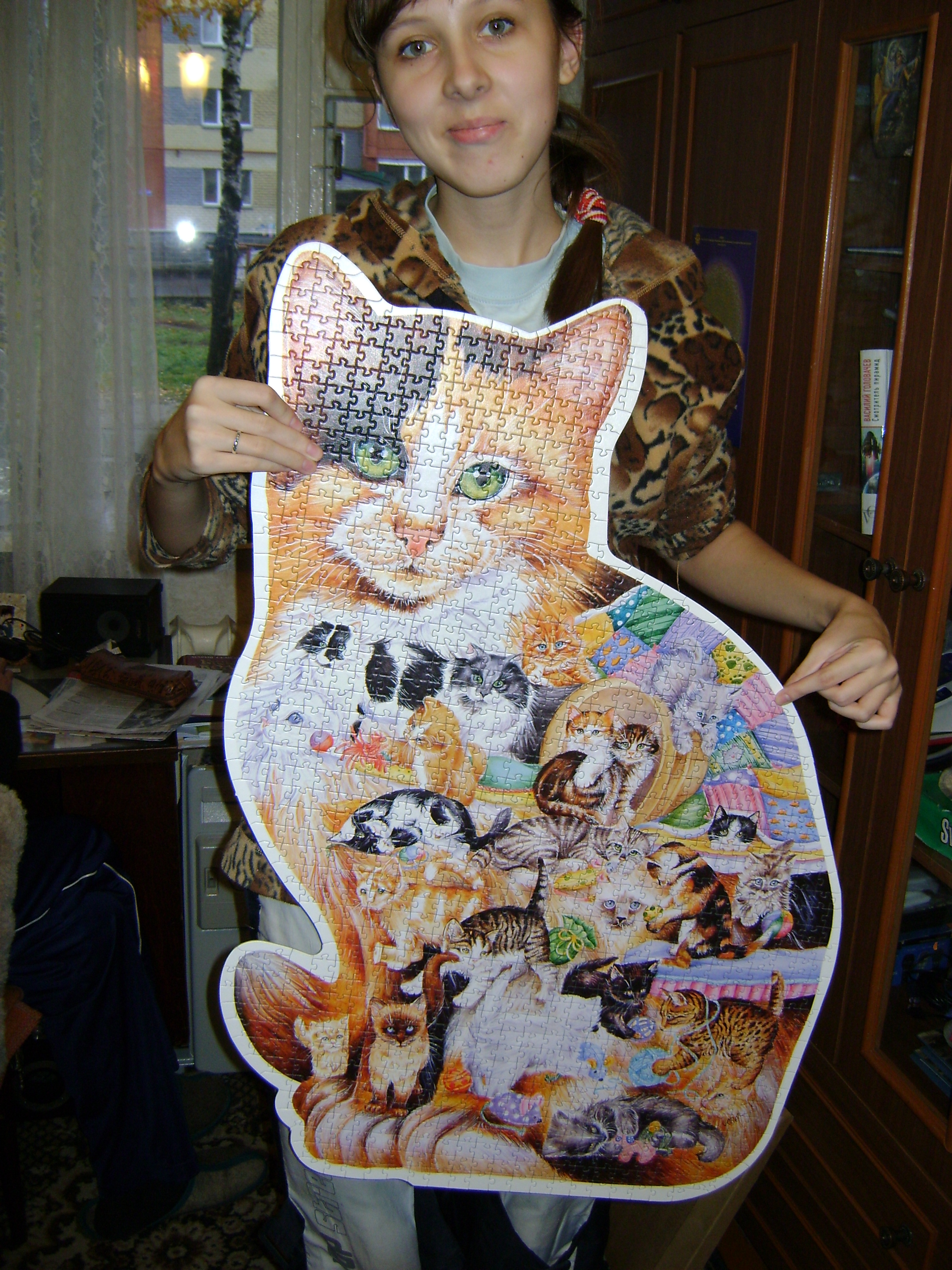 Дочка с кошкой в руках