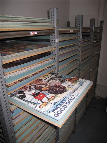 .<br />На этой и следующей фотках - постпродажный сервис. Я как-то писал вот здесь http://forum.puzzler.su/viewtopic.php?f=17&t=95 <br />что если вы потеряли одну или несколько деталей, вам ее (эту деталь) вышлют бесплатно в любую точку мира. Вот собственно на этих фото стеллажи с собранными пазлами. Когда Educa получает информацию от кого-либо из вас, работник фабрики идет к этим стеллажам, ищет именно вашу детальку на собранном пазле, потом кладет ее в конверт и на почту...